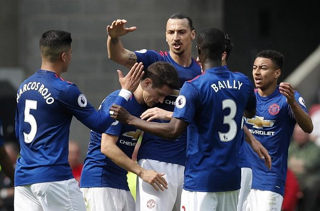 Radost fotbalistů Manchesteru United. Gratulace po vstřelení gólu přijímá Zlatan Ibrahimovic.