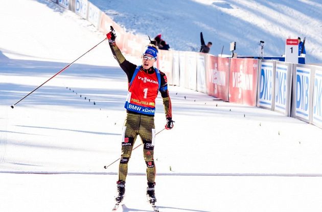 Němec Simon Schempp ve stíhacím závodě uhájil prvenství.