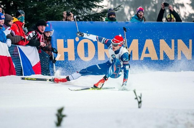 Ondřej Moravec míří k zemi při stíhacím závodu v Novém Městě na Moravě. Zlomená pažba jej poté připravila o naději na slušný výsledek.