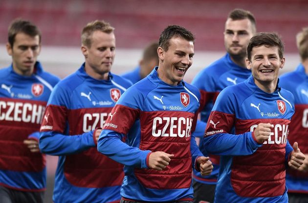 Vladimír Darida (vpředu zleva) a Václav Pilař během tréninku české fotbalové reprezentace před utkáním s USA a Nizozemskem.
