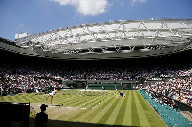 Centrální dvorec ve Wimbledonu během semifinále dvouhry mezi Petrou Kvitovou a Lucií Šafářovou.