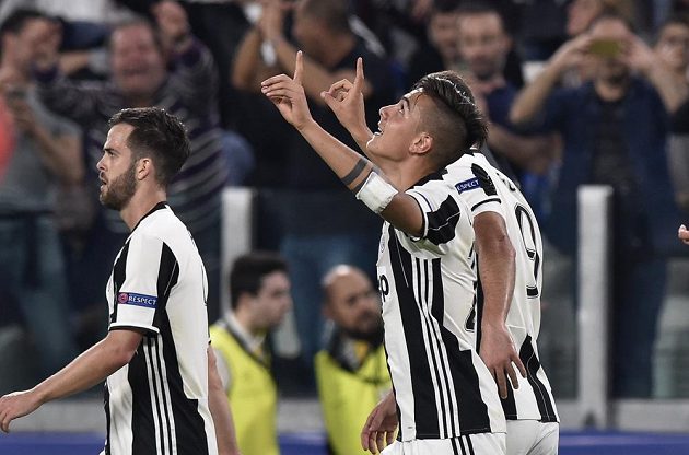 Hrdina Juventusu Turín Paulo Dybala dal ve čtvrtfinále Ligy mistrů Barceloně dva góly a byl za hvězdu.