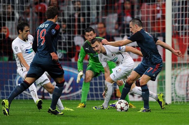 Radim Řezník z Plzně (druhý zprava) a záložník Bayernu Mnichov Franck Ribéry v duelu Ligy mistrů.