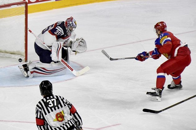 Ruský hokejista Nikita Gusev překonává amerického gólmana Jimmyho Howarda.