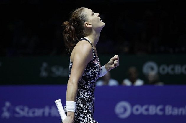 Polská tenistka Agnieszka Radwaňská se raduje z vítězství nad Karolínou Plíškovou.