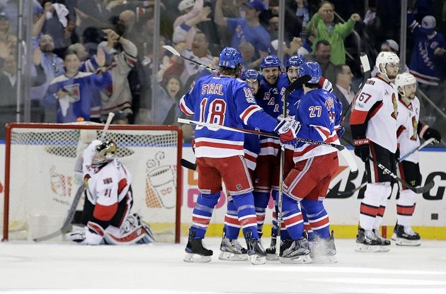 Radost hokejisté New Yorku Rangers poté, co skóroval Michael Grabner (40).