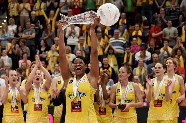 Basketbalistka USK Praha Kia Vaughnová s cenou pro nejužitečnější hráčku turnaje.