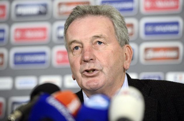 Trenér fotbalové reprezentace Josef Pešice na tiskové konferenci před kvalifikačními zápasy na Maltě a v Bulharsku.