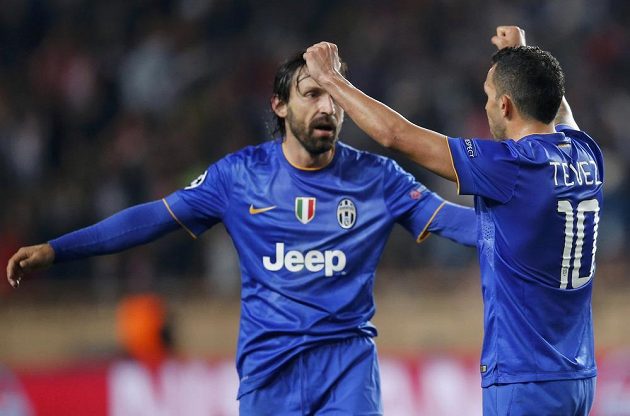 Carlos Tévez (zády) a Andrea Pirlo se radují z postupu Staré dámy mezi čtyřku nejlepších evropských celků.