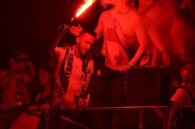 Tomáš Pekhart během oslav mistrovského titulu s fanoušky Legie Varšava.