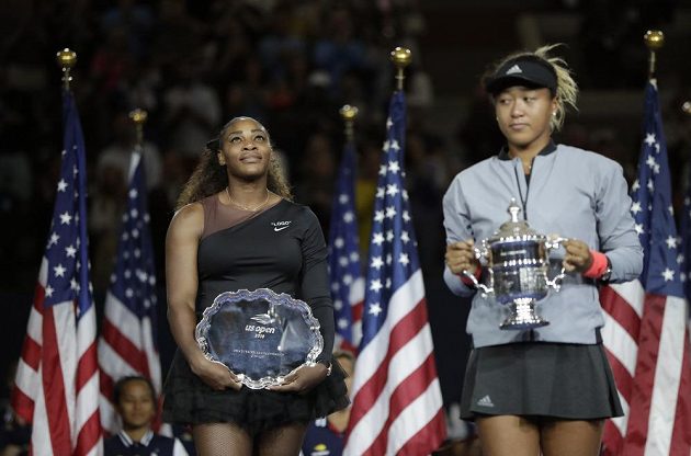 Obě finalistky ženského finále Serena Williamsová (vlevo) a Naomi Ósakaová pózují s trofejemi.