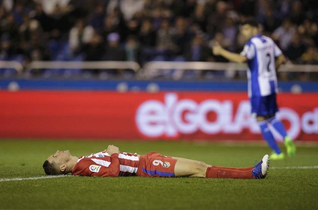Známý španělský fotbalový útočník Fernando Torres z Atlétika Madrid bojoval v utkání s La Coruňou o život. Chvíli byl v bezvědomí a skončil v nemocnici.