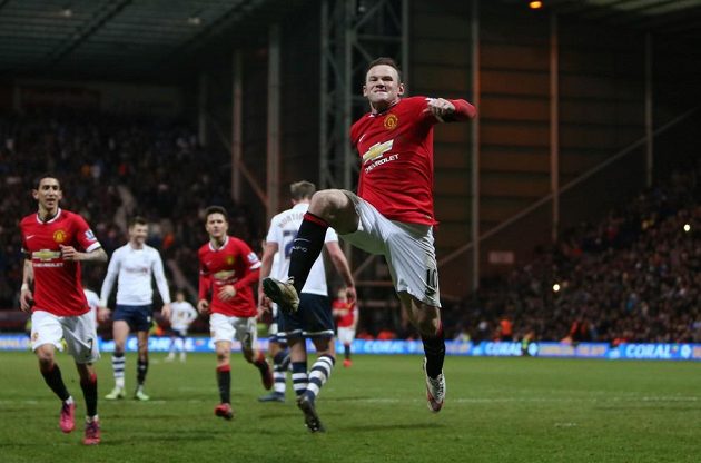 Útočník Manchesteru United Wayne Rooney se raduje z proměněné penalty v osmifinále FA Cupu proti Prestonu.