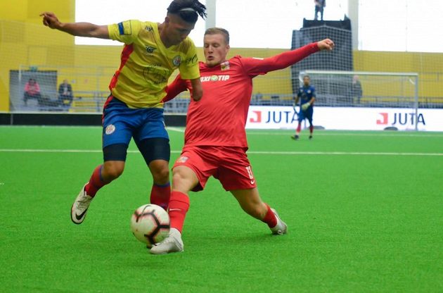 Adam Širůček odkopává míč před Andresem Mauriciem Rodriguezem.