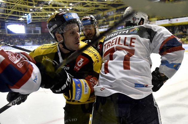 Hráči Litvínova (zleva) Michal Trávníček a Karel Pilař a pardubický Sacha Treille.