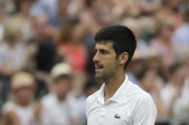 Srb Novak Djokovič v sobotním pokračování semifinále Wimbledonu se Španělem Rafaelem Nadalem.