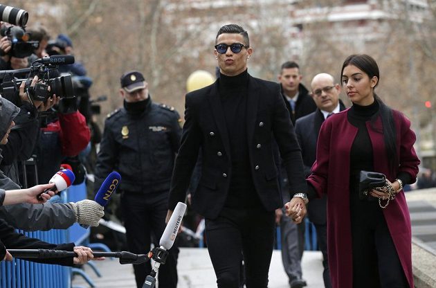 Úleva, fotbalista Cristiano Ronaldo odchází od soudu ve Španělsku. Vyvázl jen s pokutou.