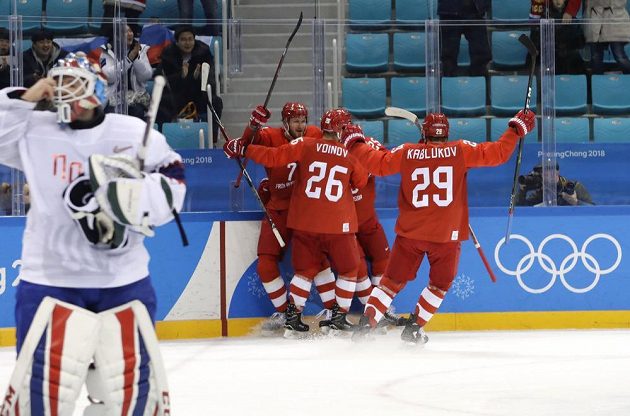 Hráči OSR se radují z branky ve čtvrtfinále olympijského turnaje proti Norsku.