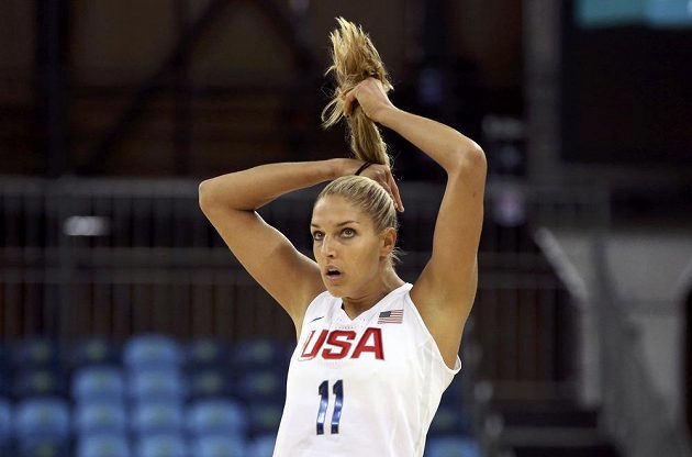 Americká basketbalistka Elena Delleová Donneová krotí své vlasy během utkání.