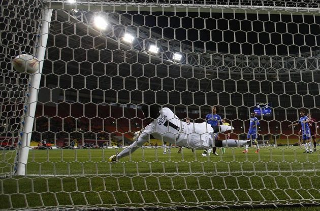 Petr Čech v brance Chelsea inkasuje gól po hlavičce Gökdenize Karadenize z Kazaně.