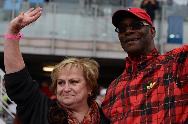 Olympijský vítěz Bob Beamon s Věrou Čáslavskou při Zlaté tretře 2013 v Ostravě.
