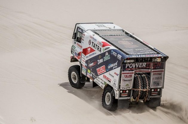 Jaroslav Valtr s tatrou v dunách při 10. etapě Rallye Dakar.