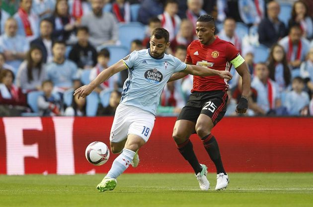 Akci Jonathana Castra Otta z Viga pečlivě sleduje Antonio Valencia z Manchesteru United.