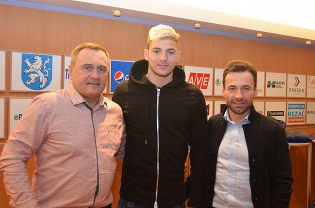Patrizio Stronati (na snímku uprostřed vedle šéfa mladoboleslavského fotbalu Josefa Dufka a Viktora Koláře ze Sport Investu) přišel do mužstva Středočechů na roční hostování.
