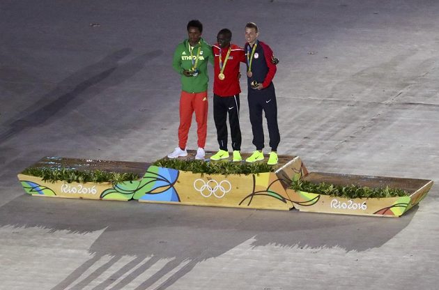 Tři nejlepší maratónci vyhlášení při zakončení OH: zlatý Keňan Eliud Kipchoge, stříbrný Feyisa Lilesa z Etiopie a bronzový Američan Galen Rupp.