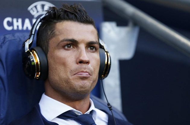 Cristiano Ronaldo z Realu jen v roli diváka před zahájením semifinálového duelu na Etihad Stadium.