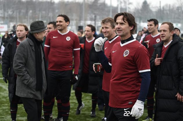 Jiří Novotný a jeho tým Sparty během tradičního Silvestrovského derby v Praze.