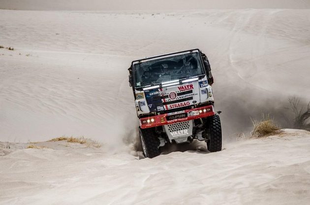Jaroslav Valtr s tatrou v dunách při 10. etapě Rallye Dakar.