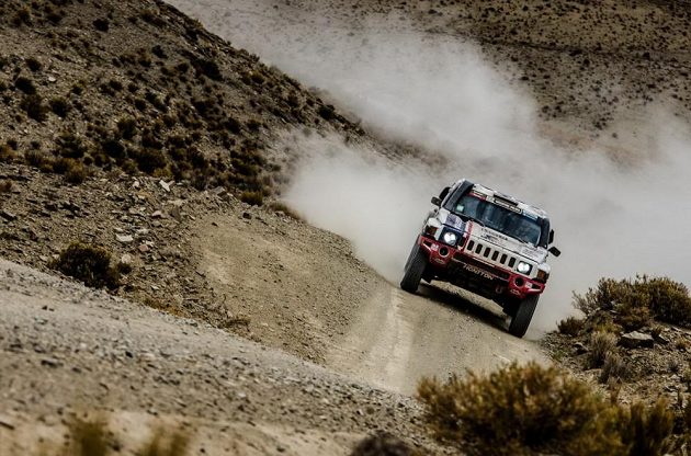 Tomáš Ouředníček s vozem Hummer na trati 4. etapy Rallye Dakar.