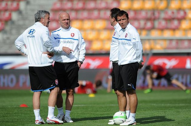Realizační tým české fotbalové reprezentace (zleva): Josef Pešice, Michal Bílek, Tomáš Galásek a Vladimír Šmicer.