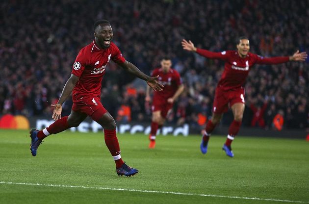 Liverpoolský Naby Keita (vlevo) oslavuje gól proti Portu v úvodnáím duelu čtvrtfinále Ligy mistrů.