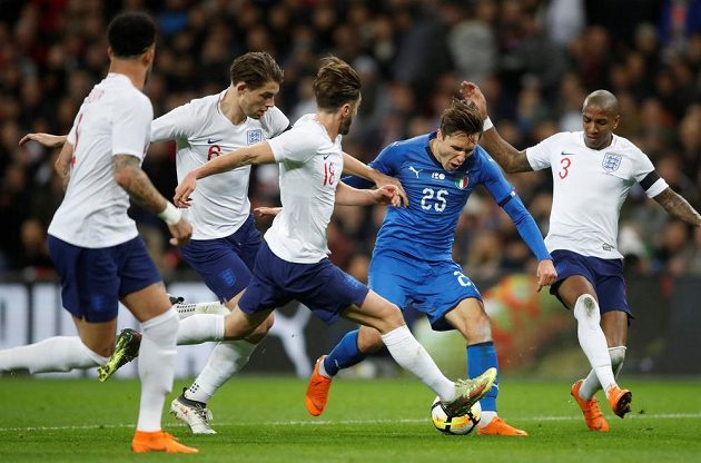 Penalta! Nebo ne...? Angličan James Tarkowski (druhý zleva) ve střetu s Italem Federicem Chiesou.