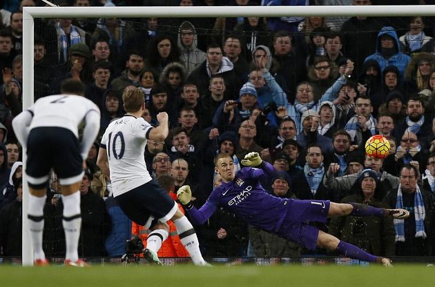 Útočník Tottenhamu Harry Kane proměňuje pokutový kop v zápase 26. kola anglické Premier League proti Manchesteru City.