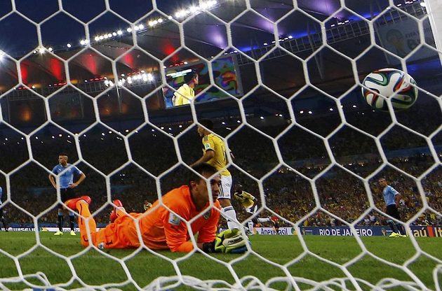 Uruguayský brankář Fernando Muslera jen smutně registruje balón ve své síti.