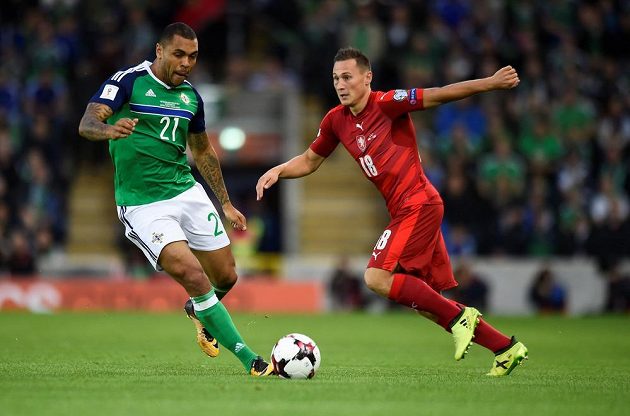 Fotbalista Severního Irska Josh Magennis v souboji s českým reprezentantem Janem Bořilem v utkání kvalifikace o postup na MS 2018.
