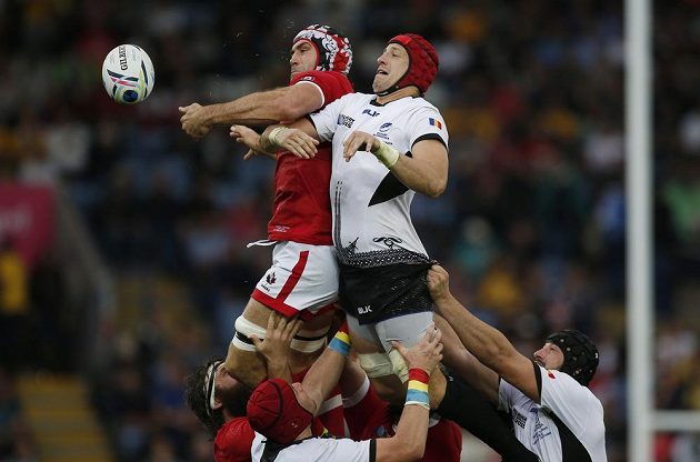 Kanaďan Jamie Cudmore (vlevo nahoře) a Johann Van Heerden z Rumunska (vpravo nahoře) bojují o míč.