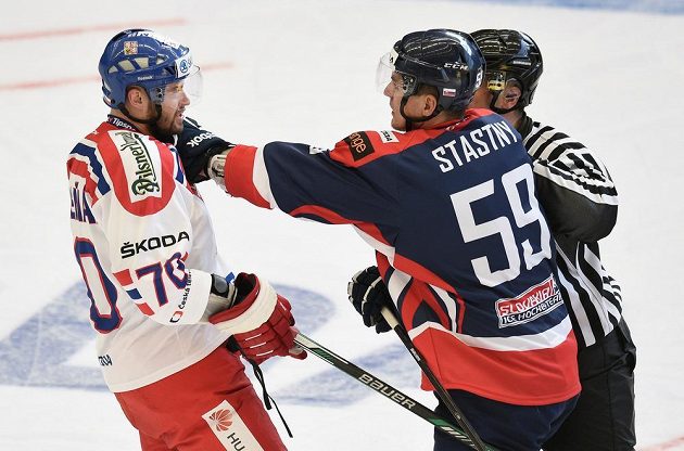 Radek Smoleňák (vlevo) z českého týmu a Slovák Andrej Šťastný během přípravného utkání v Jihlavě.