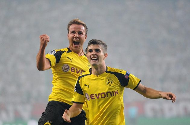 Dortmund's Mario Götze (vlevo) a Christian Pulisic slaví vstřelený gól na hřišti Legie.