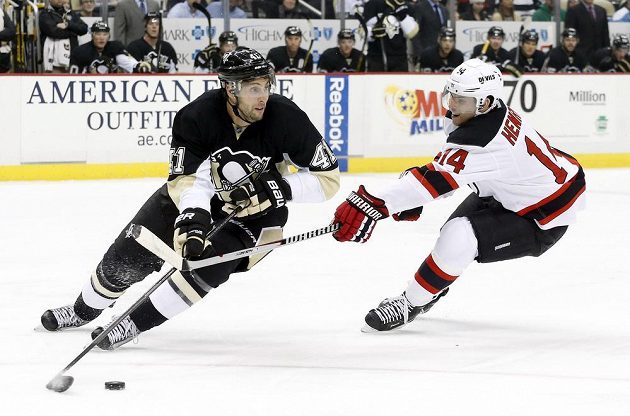 Obránce Pittsburghu Robert Bortuzzo (vlevo) v utkání proti New Jersey, v němž zranil Jaromíra Jágra.