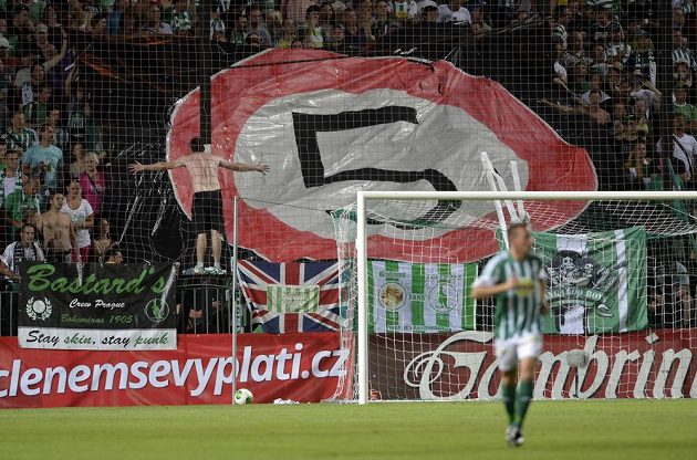 Fanoušci Bohemians Praha 1905 v duelu s Příbramí. Choreo bylo reakcí na pět obdržených gólů v každém z předchozích utkání.