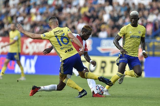 Zleva Róbert Matejov ze Zlína, Ubong Ekpai ze Slavie a Cheick Oumar Conde ze Zlína.
