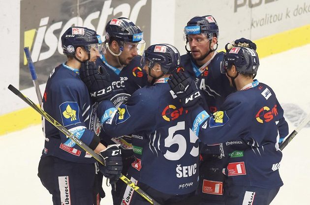 Liberečtí hokejisté se radují z gólu na ledě Třince v předehrávce 45. kola Tipsport extraligy.