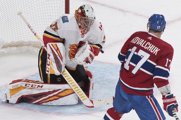 Útočník Montrealu Canadiens Ilja Kovalčuk sleduje, jak český gólman Calgary Flames likviduje jeho střelu.