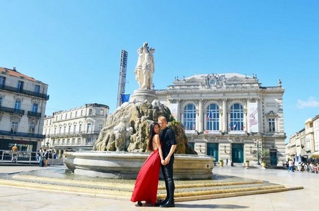 Obránce Lukáš Pokorný s manželkou u velké kašny na náměstí Place de la Comédie v Montpellier.
