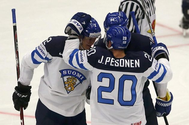 Finský hokejista Jyrki Jokipakka (vlevo) oslavuje se svými spoluhráči gól proti USA na MS v Ostravě.
