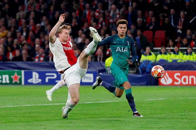 Matthijs de Ligt (vlevo) z Ajaxu ve snaze odkopnout míč, jeho počínání sleduje Dele Alli z Tottenhamu.